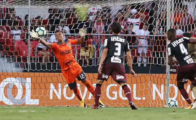 Sidão em ação no gol, com uniforme do São Paulo